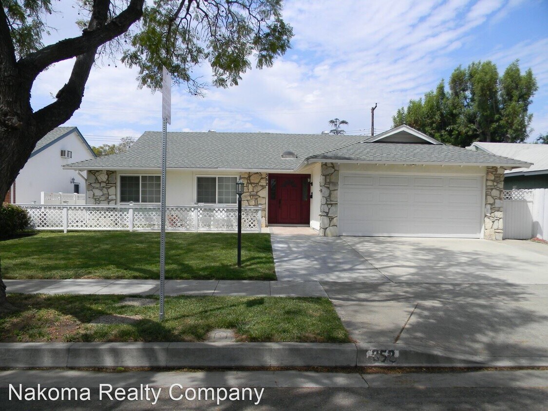 Foto principal - 5 br, 2 bath House - 352 S Pine ST