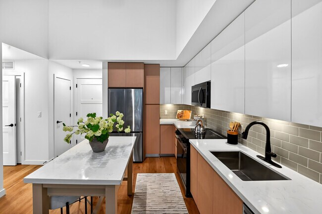 Building Photo - Manor Biscayne