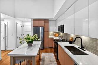Building Photo - Manor Biscayne