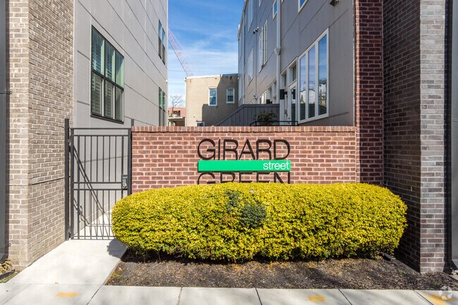 Entrada - Girard Street Green