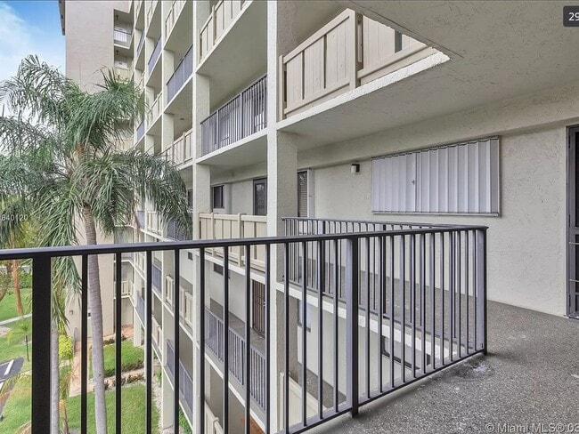 Building Photo - 2 Bedroom Condo in Pompano Beach