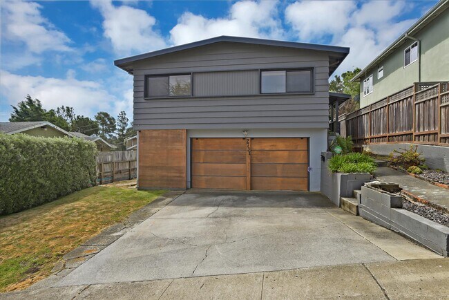 Building Photo - 2731 Maywood Dr