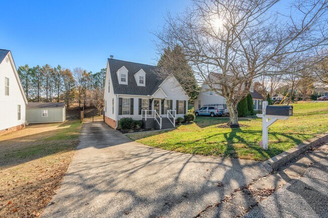 Building Photo - Gorgeous 3 Bed/2 Bath Cape Cod in the hear...