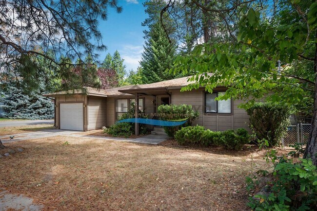 Building Photo - 2 Bed 1 Bath Home w/Garage Close to Downto...
