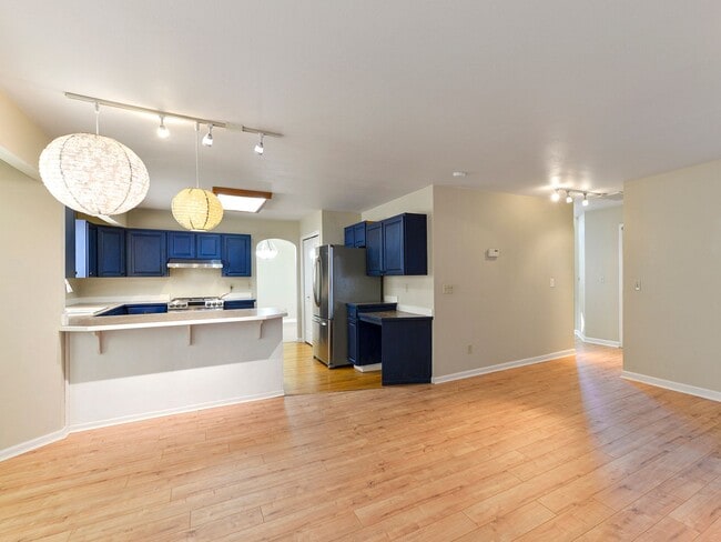 Building Photo - Application Approved Elegant 3 Bedroom 2.5...
