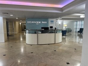 Building Photo - 800 Parkview Dr