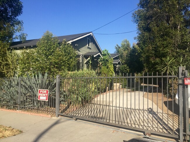 Building Photo - 402 Micheltorena St