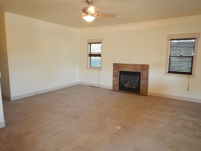 Foto del edificio - 2 Story, 3 Bedroom, 3 Bathroom House in He...