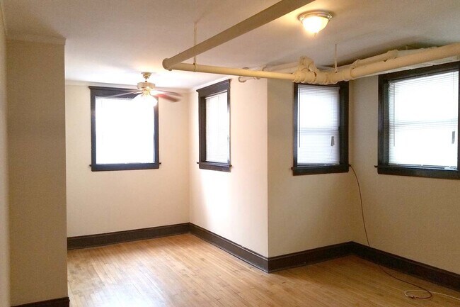 Building Photo - 6559 N Greenview Ave