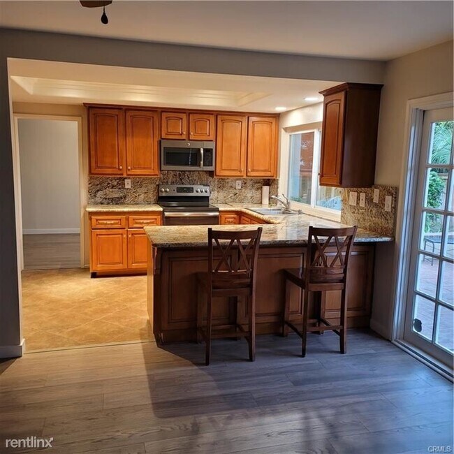 Building Photo - 3 br, 2.5 bath House - 9 E Yale Loop # 32