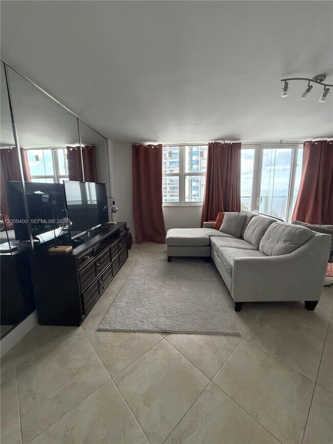 Foto del edificio - 3180 S Ocean Dr