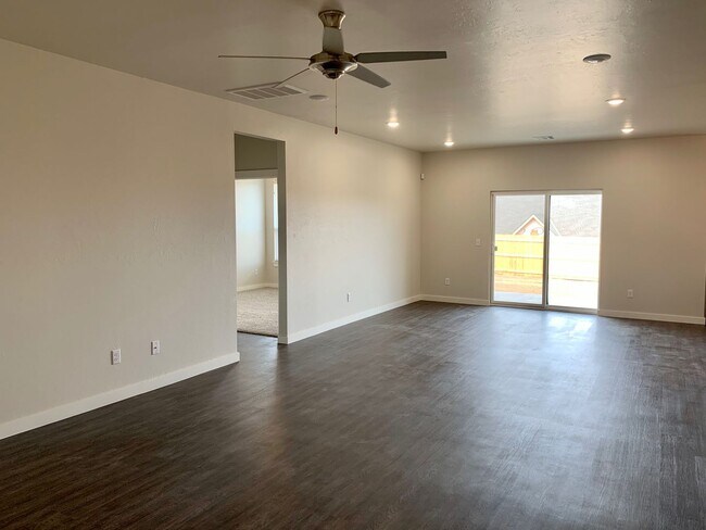 Building Photo - 3 Bedroom 2 Bath Home With Flex Space in E...