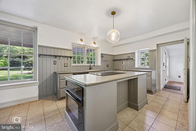 Building Photo - 547 Concord Rd