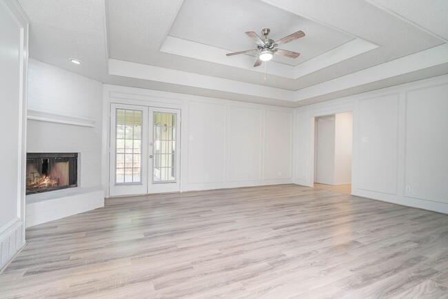 Building Photo - Spacious 3BD Corner Lot Home Surrounded by...