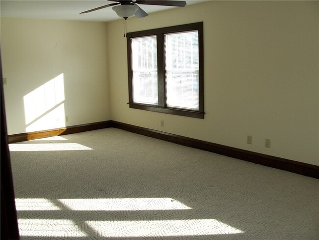 Building Photo - 161 Oakwood Ave