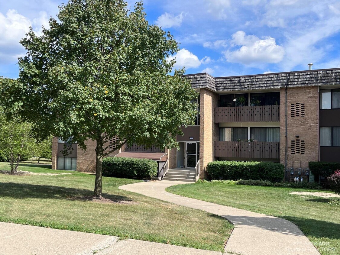 Primary Photo - 2102 Pauline Blvd