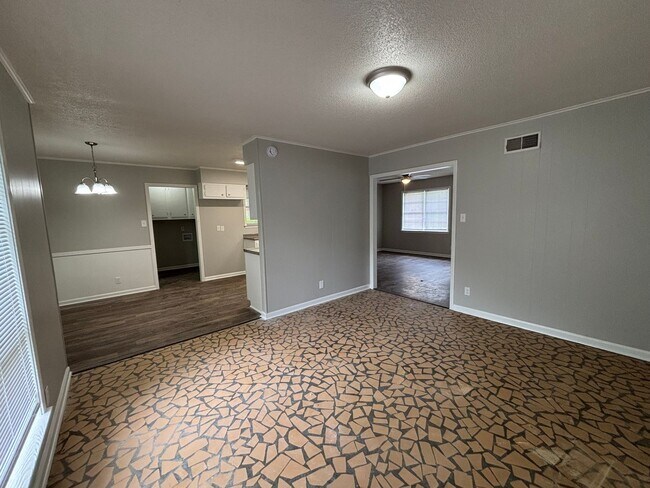Foto del edificio - Welcome to this charming 3-bedroom, 1.5-ba...