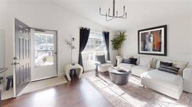 Building Photo - Nice 3 bedroom 2 bath with screened-in lan...