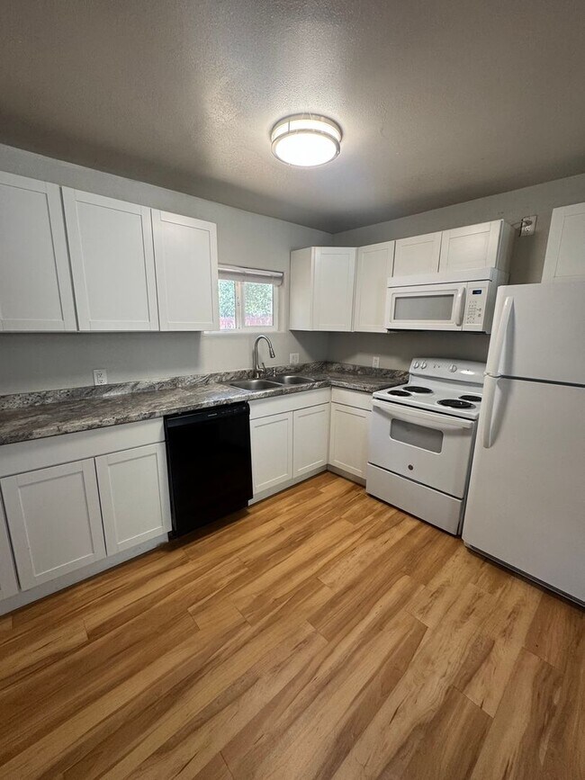 Building Photo - 3 BED 2 BATH IN REDDING