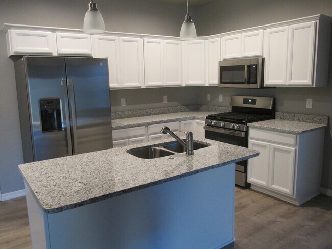 Building Photo - 3356 El Tovar Ave