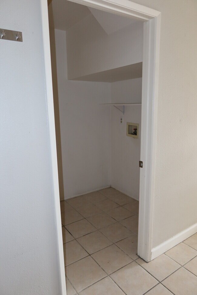 Building Photo - 2601 Kings View Cir