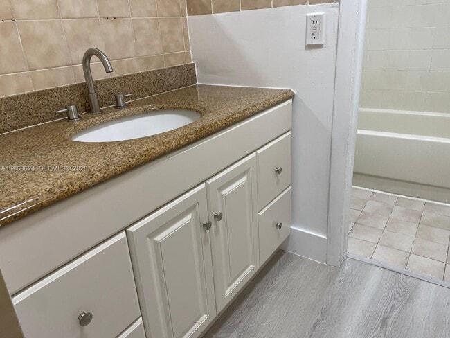 Foto del edificio - 1075 W 68th St