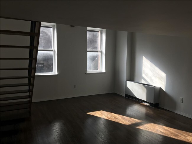 Building Photo - 205 E 16th St