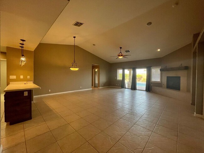 Foto del edificio - COMING SOON!!! Exquisite 3 Bedroom, 2 Bath...