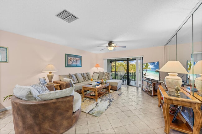 Building Photo - 8305 Casa Del Lago