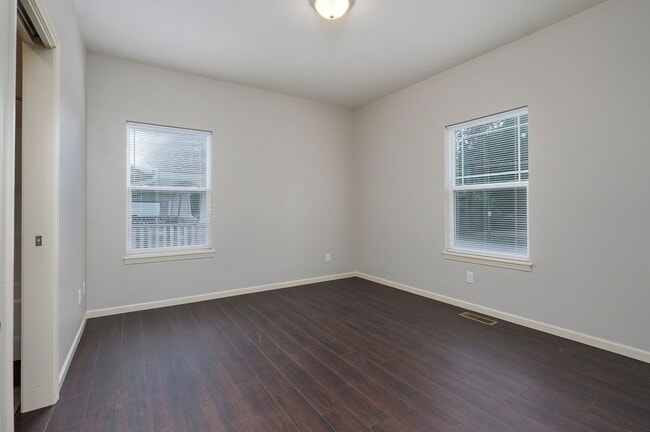 Building Photo - 1345 E Cherry St