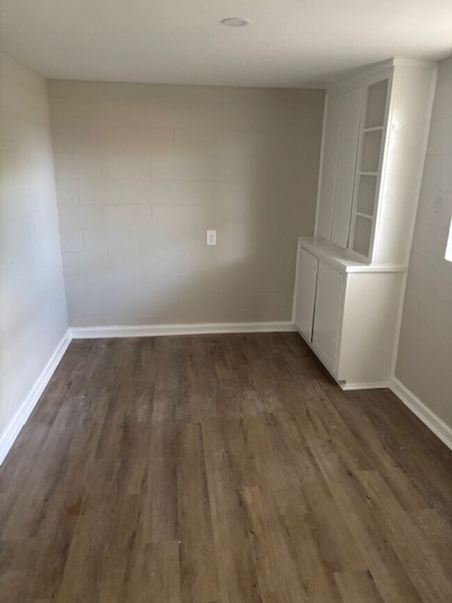Foto del edificio - 3 Bedroom 1 bathroom lower level home in N...