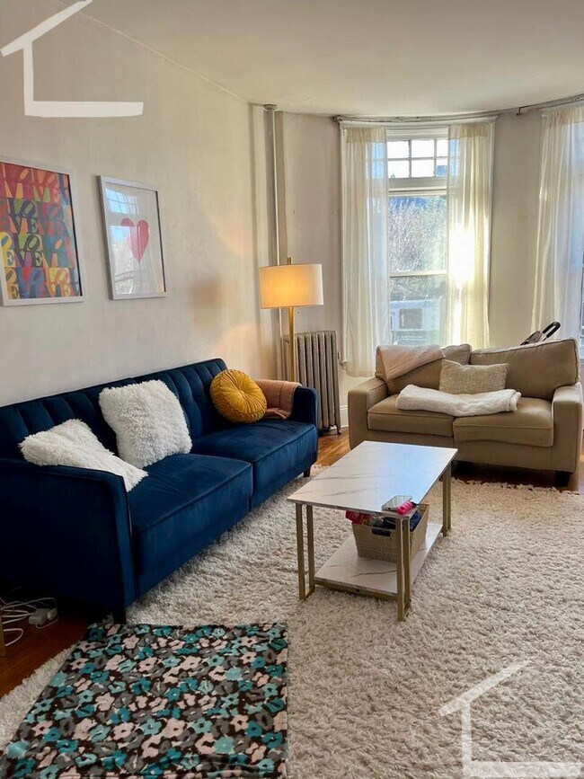 Building Photo - 7/1 Huge 5BR/2BA in the heart of Davis Sq!
