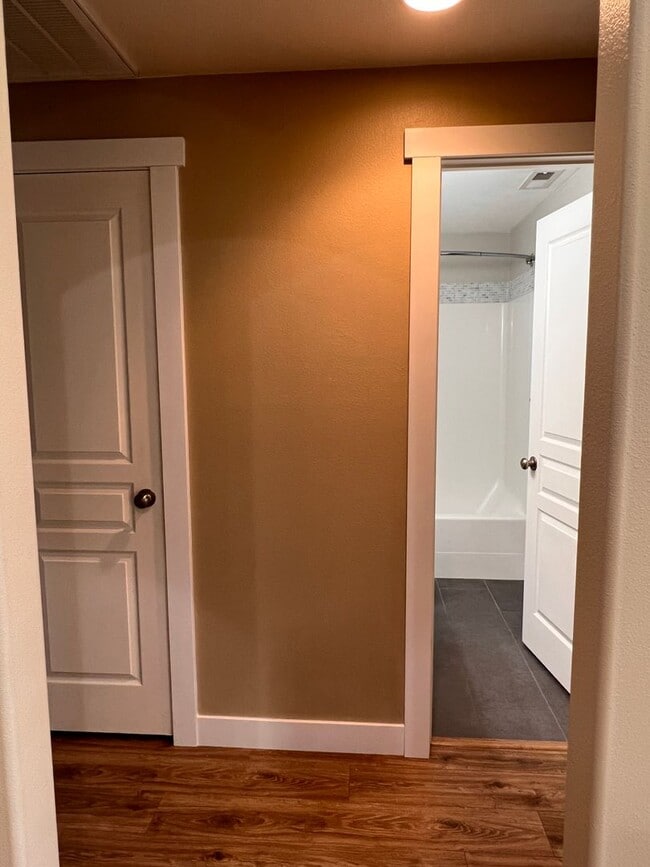 Building Photo - Private location in Crossroad Neighborhood!