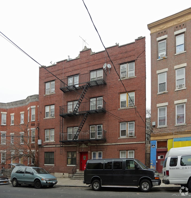 Primary Photo - 59 Maple St