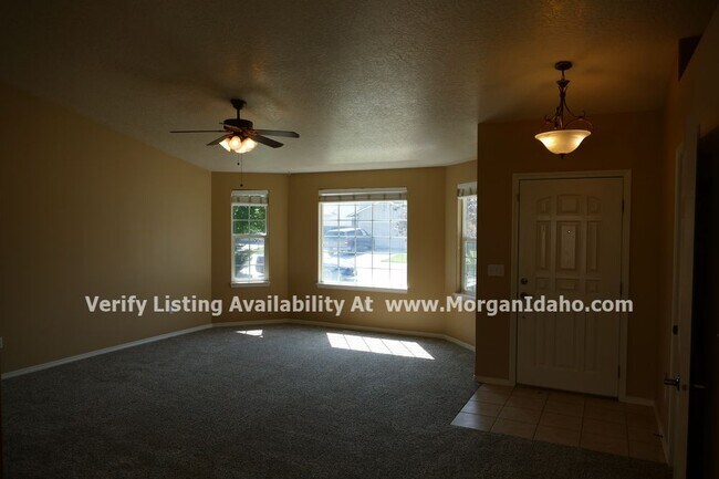 Foto del edificio - 3-car garage, storage shed, vaulted ceilin...