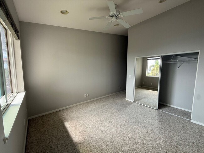 Foto del edificio - Well-maintained, 2 Bedrm, 2 Bath Unfurnish...