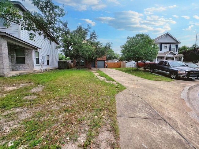 Building Photo - 3BR/1.5BA Home with Laundry Room & Fenced Yard