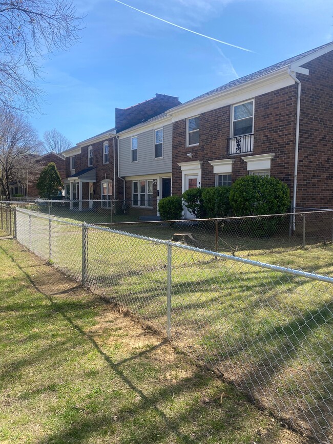 Fenced front yards - 424 W Hill St