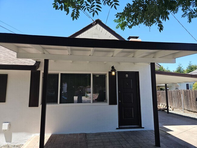 Building Photo - Franklin Triplex - Golden Dev