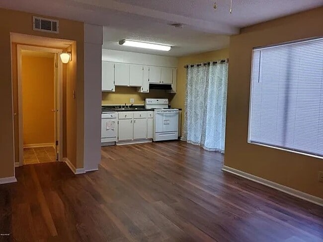 Building Photo - Coming Soon: 3 Bed, 2.5 Bath Condo