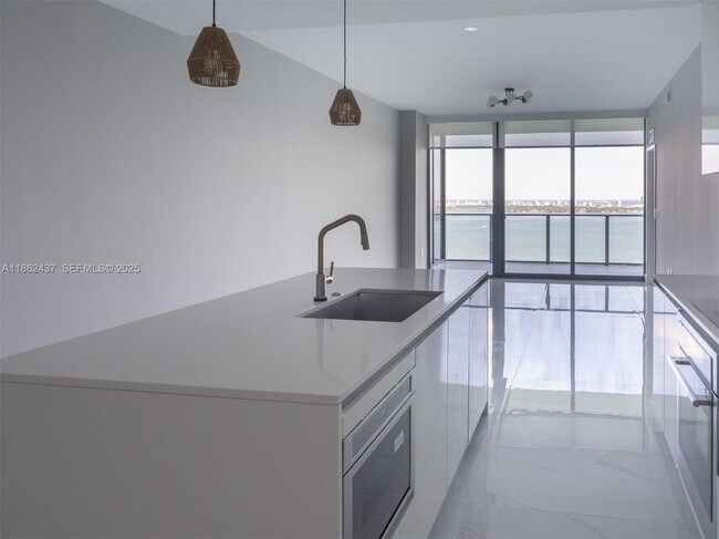 Foto del edificio - 700 NE 24th St