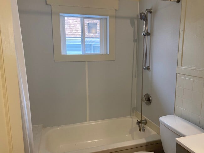 Building Photo - 1621 Grantwood Ave