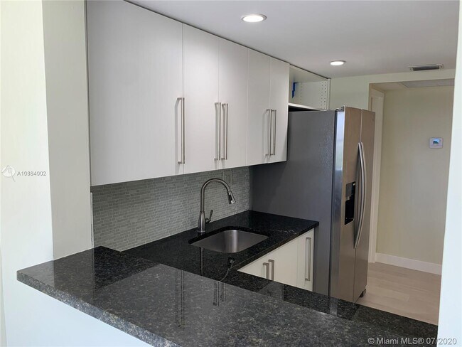 Foto del edificio - 17570 Atlantic Blvd