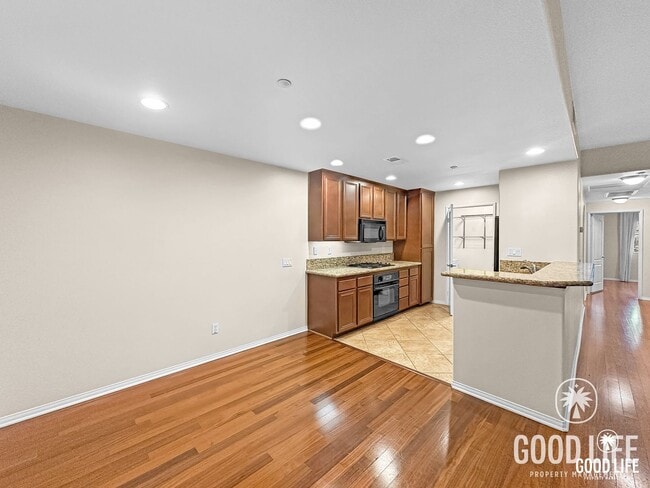 Foto del edificio - Gorgeous 2 Bed/2 Bath Condo in a Quiet, Charming Community