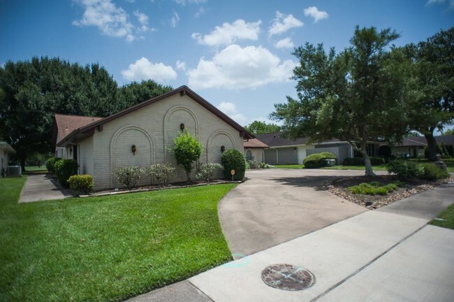 Building Photo - 2309 Fairway Cir
