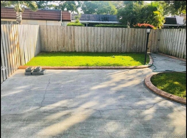 Building Photo - 7411 Twin Sabal Dr