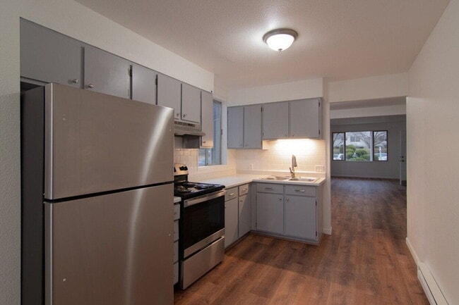 Building Photo - Updated 2 Bd 2 Ba 1050 sq/ft unit w/ laundry & off-street parking 1/2 Month Free Rent