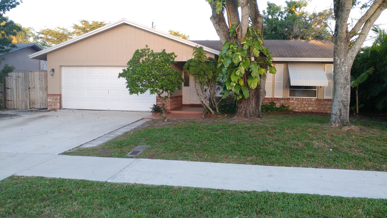 Foto principal - Nice 3/2 single family home with 2 car gar...