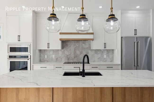 Photo du bâtiment - FIRST MONTH FREE! AMAZING 3 BEDS/ 2.5 BATH...