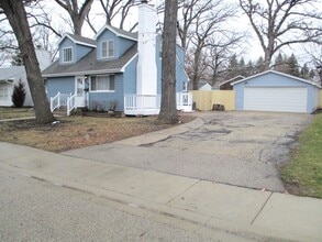 Building Photo - 448 Midway Dr